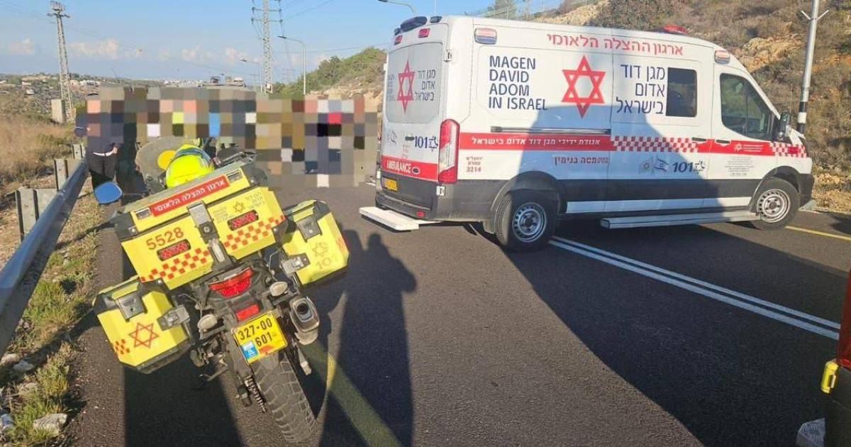 عاجل | القناة 15 عن مصادر: الجيش الإسرائيلي يدفع بتعزيزات إلى مستوطنة عطيرت ويفرض حصارا على قرى فلسطينية قريبة منها. قوات الاحتلال تغلق المداخل الشمالية لمدينتي البيرة ورام الله وحواجز عين سينيا وعطيرت 