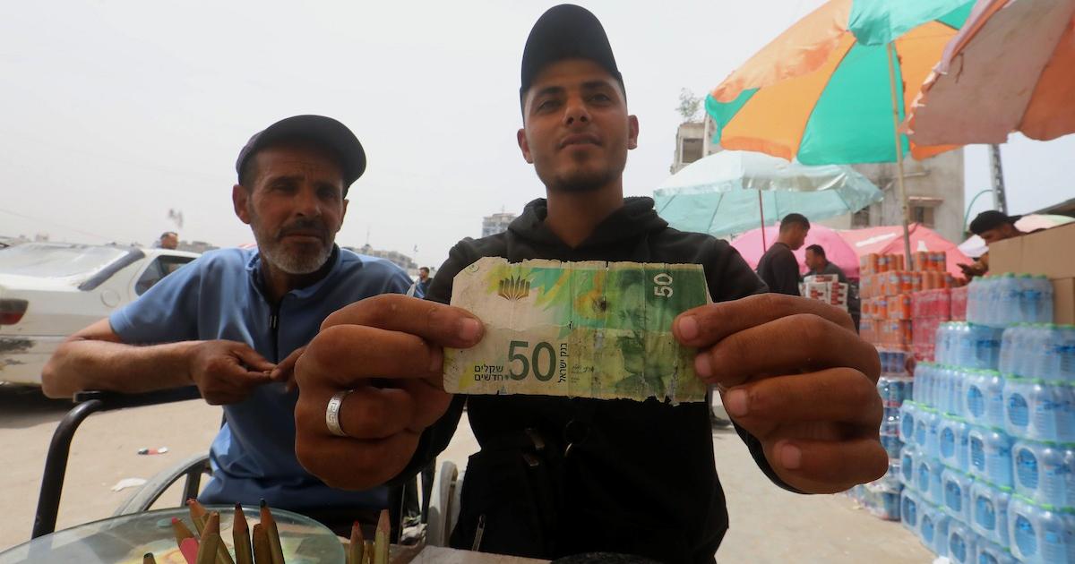 أسواق غزة بين البسطات الخاوية وجيوب أنهكتها الحرب