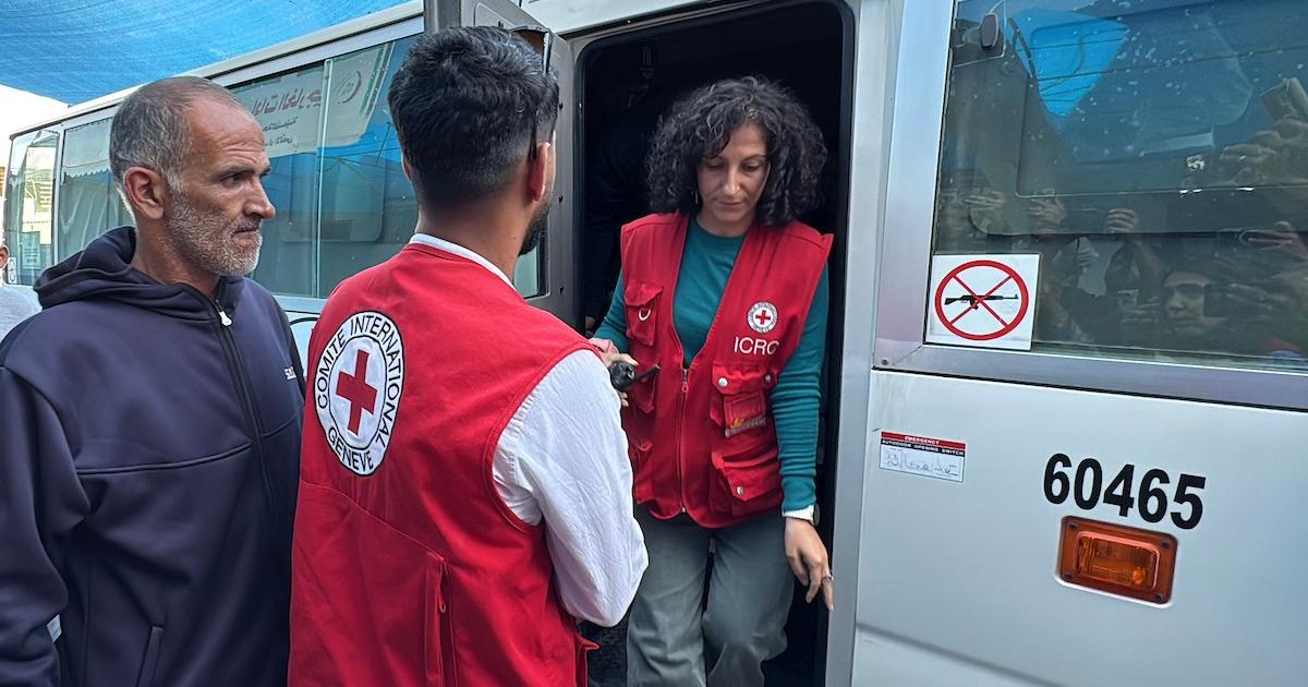 الصليب الأحمر يعلن نقل 13 أسيراً فلسطينياً أفرجت عنهم إسرائيل من غزة وسط مطالبات بزيارة المعتقلين