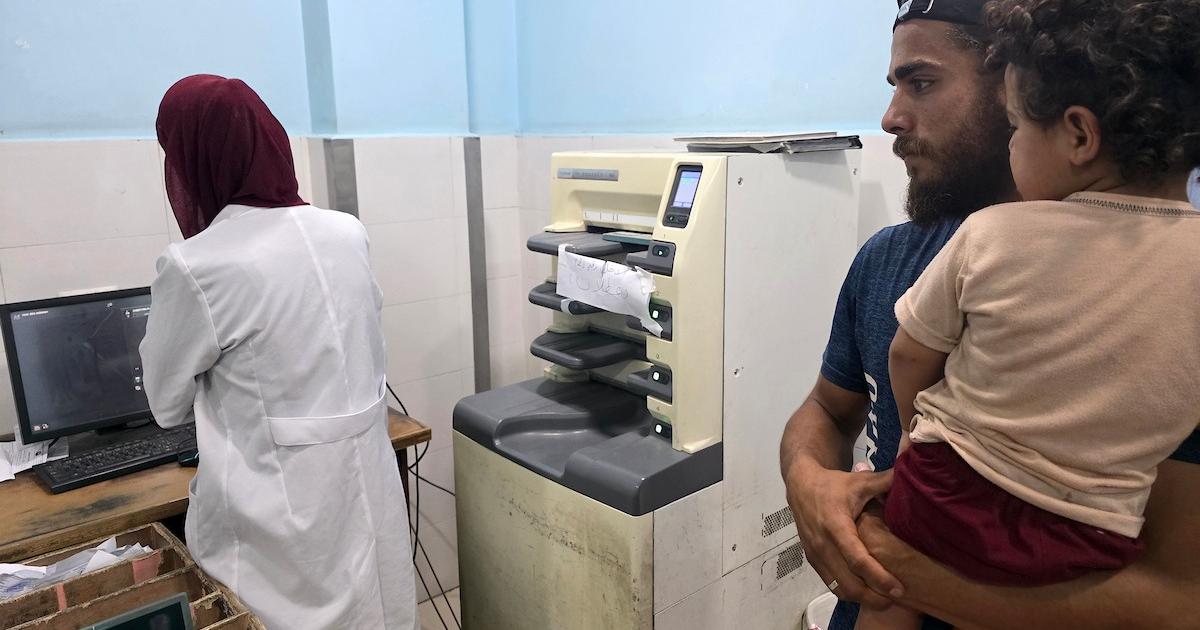 في ناصر الطبي… أطباء يعالجون الجرحى بعينٍ سريرية بعد أن تعطلت عين التشخيص