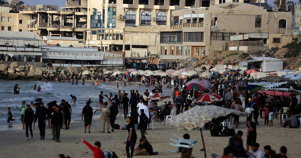 متنفس على شاطئ النزوح في غزة