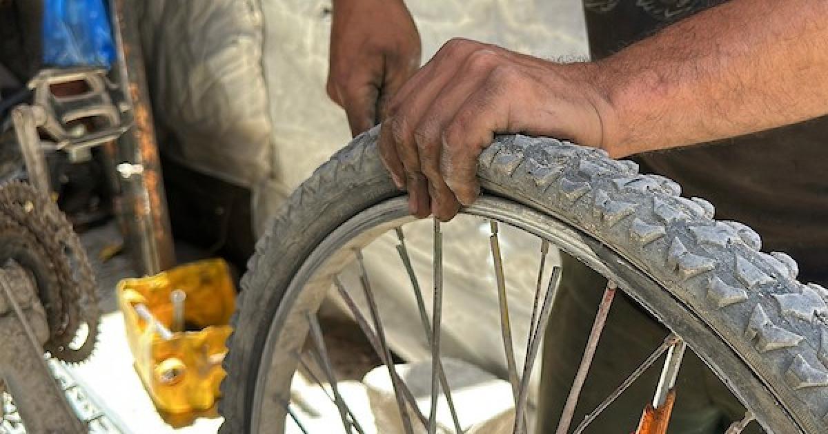 دراجات غزة تسير بما تبقّى من قطع الغيار