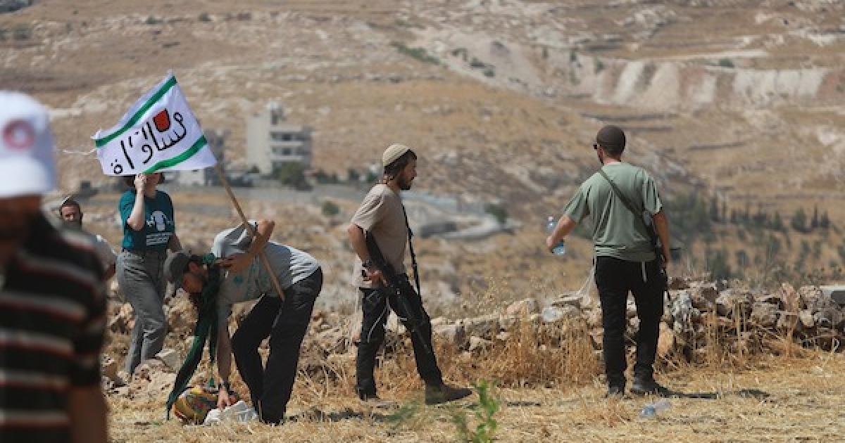مركز حقوقي: عنف المستوطنين والتوسع الاستيطاني أدوات الاحتلال لفرض ضم الضفة الغربية