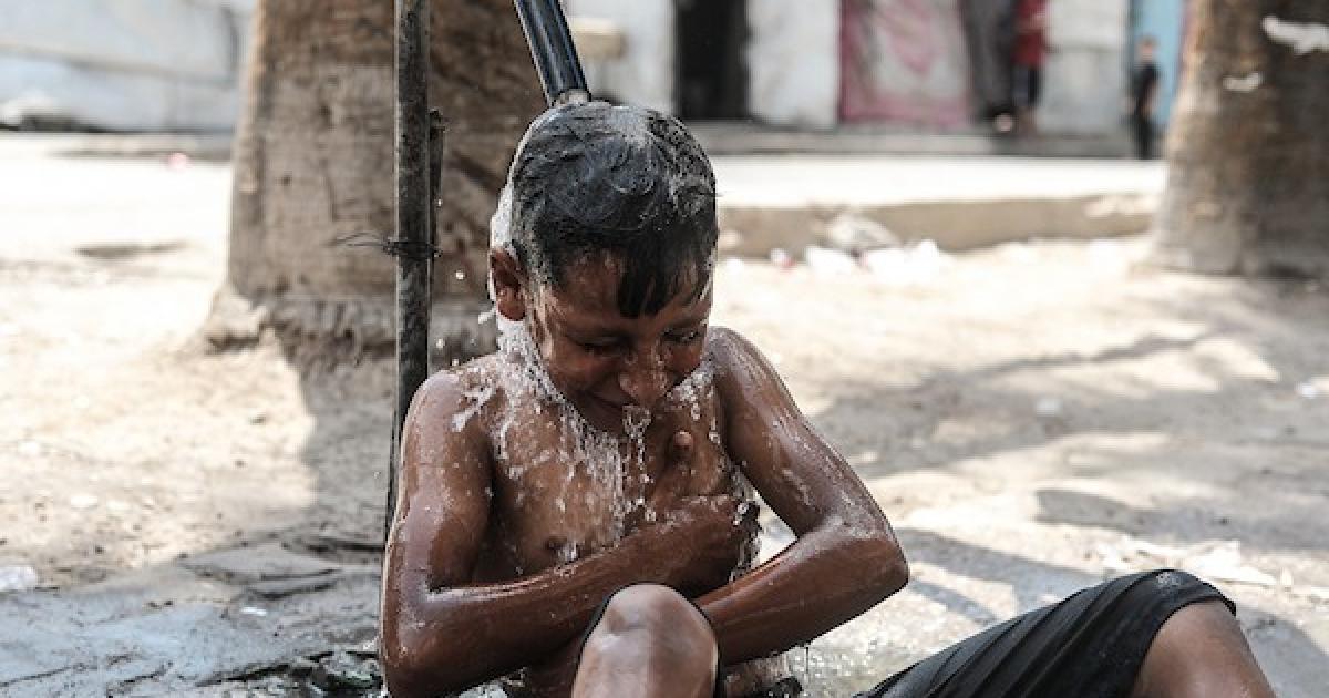 حرّ خانق ونقص الخدمات يفاقمان معاناة النازحين في غزة