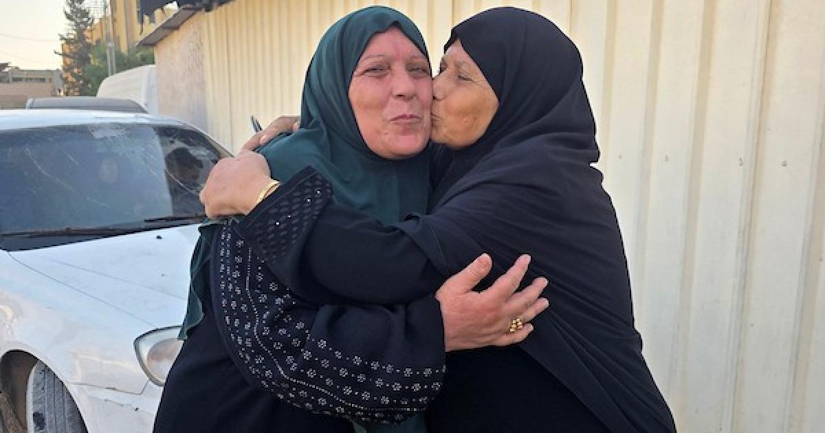 بعد فراق طويل.. 88 مريضًا فلسطينيًا يعودون إلى غزة ويلتقون عائلاتهم