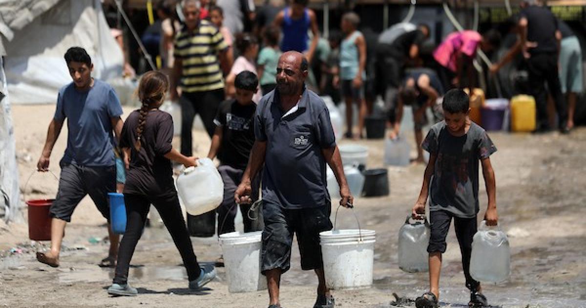 الماء شحيح والحرّ يشتد.. نازحو غزة يصطفون لتأمين احتياجاتهم