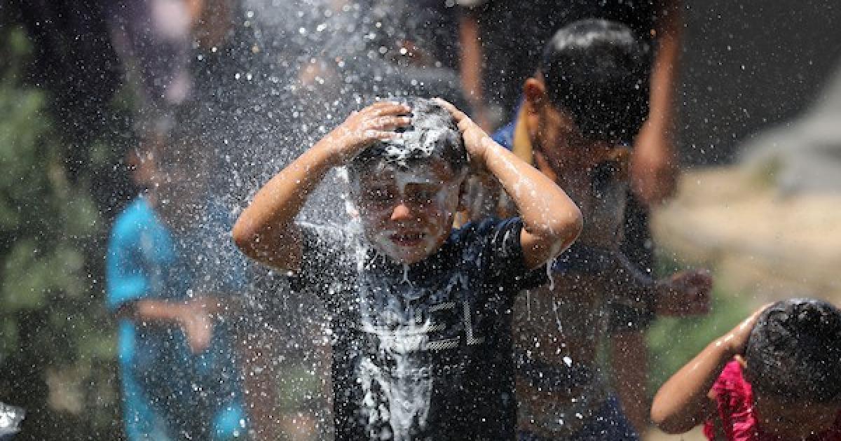 رشفة ماء في حرّ النزوح.. أطفال غزة يواجهون الصيف داخل الخيام