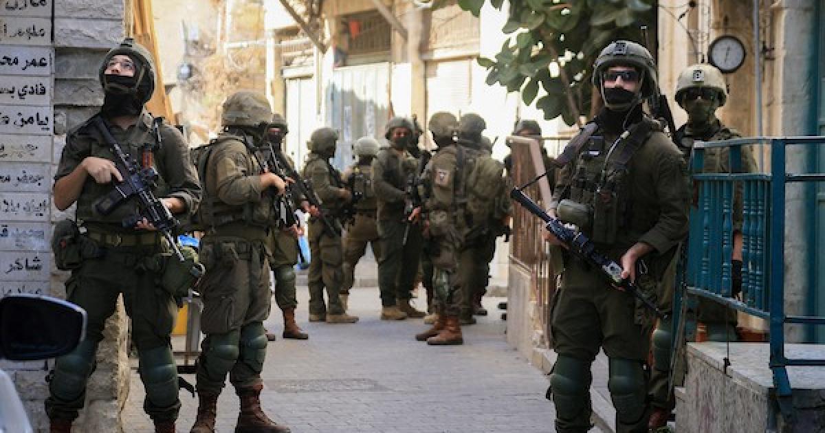 بالصور اقتحام البلدة القديمة في نابلس وإصابة 12 طالبًا بالاختناق