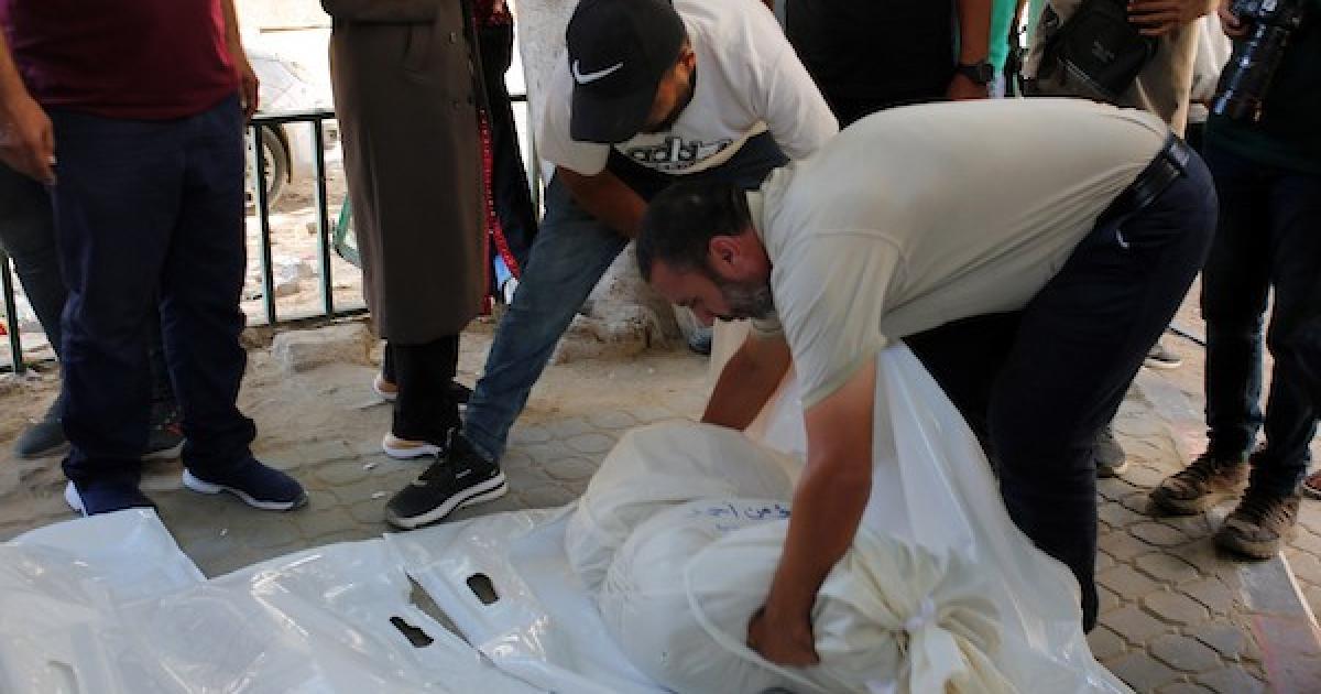 مركز حقوقي: الاحتلال يقتل 10 فلسطينيين منهم زوجان وطفليهما ويصيب عشرات المدنيين في غزة