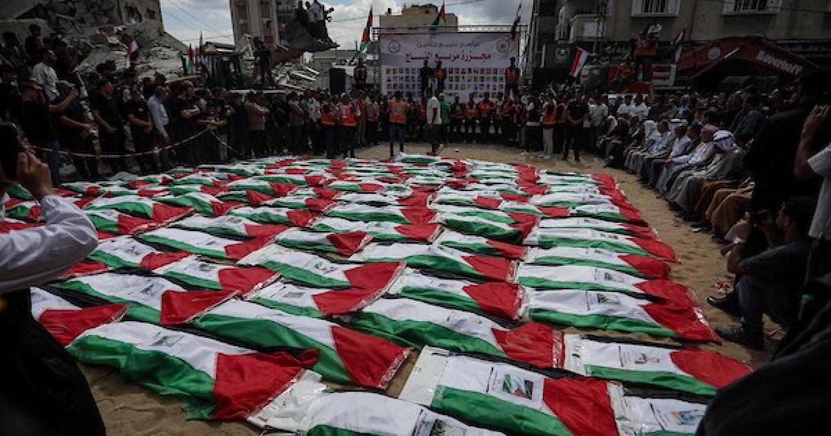بالصور جنازة جماعية لـ 105 فلسطينيين تم انتشال رفاتهم في غزة