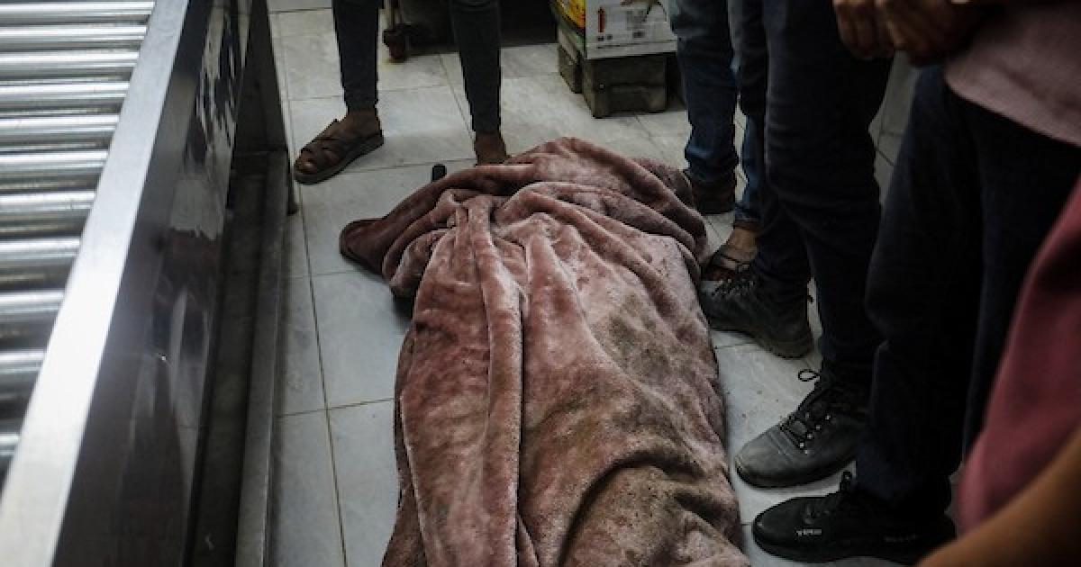 الاحتلال يقتل 15 مواطنا بينهم زوجان و4 أطفال في غزة بالتزامن مع قيود على المعابر تهدد بعودة المجاعة