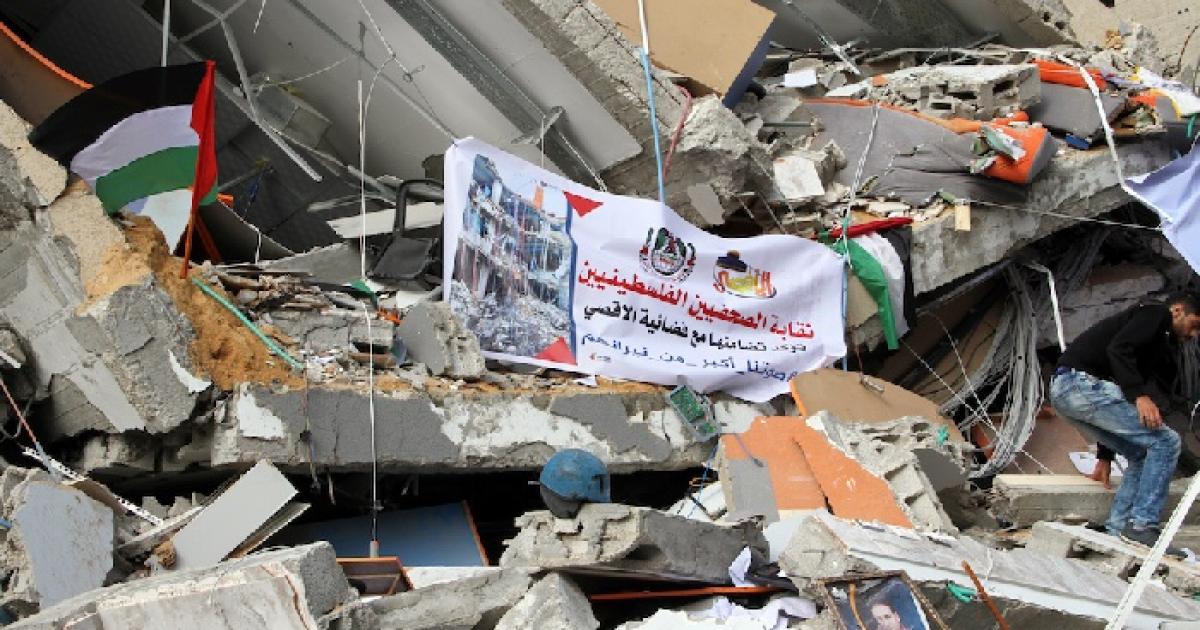 صور..وقفة تضامنية لنقابة الصحافيين مع فضائية الاقصى واتحاد الكتاب ...