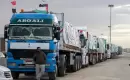 شاحنات محملة بالمساعدات الإنسانية تصطف على معبر رفح الحدودي في مصر متجهة إلى غزة.AP.webp