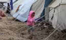 طفل وسط مخيمات النازحين في وسط غزة (أرشيفية - رويترز).webp