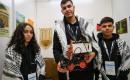المشاركون الفلسطينيون رزان شاور (يسار) وجهاد أبو دية (يمين) ومصطفى عاصي (وسط) في أولمبياد الروبوت العالمي في سنغافورة- 28 نوفمبر 2025.jpg