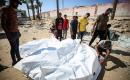 عمال المشرحة يُفرّغون جثث فلسطينيين كانوا محتجزين لدى إسرائيل، بعد نقلها بسيارات الهلال الأحمر وشاحنات التبريد، إلى مستشفى ناصر في خان يونس جنوب قطاع غزة في 16 أكتوبر/تشرين الأول 2025