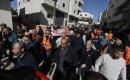 يحمل الناس جنازة عامل الصرف الصحي الفلسطيني زياد نعيم جبارة أبو داود (55 عامًا)، الذي قُتل بنيران إسرائيلية، في الخليل بالضفة الغربية في 7 ديسمبر 2025