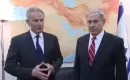 رئيس الوزراء بينيامين نتنياهو (من اليمين) مع مبعوث اللجنة الرباعية للشرق الأوسط حينذاك توني بلير، 17 يونيو، 2014. (Youtube screen cap).webp