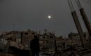 القمر البارد للغاية، آخر قمر عملاق لعام 2025، يظهر فوق سماء مدينة غزة، 4 ديسمبر/كانون الأول 2025. تصوير: عمر أشتوي