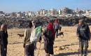 يُضطر رعاة الماعز الفلسطينيون في قطاع غزة إلى إطعام مواشيهم من مكبات النفايات بعد فقدانهم إمكانية الوصول إلى المراعي والأعلاف الحيوانية بسبب الحرب