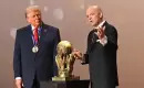 إنفانتينو يمنح جائزة السلام المقدمة من فيفا للرئيس الأميركي دونالد ترمب خلال حفل قرعة كأس العالم 2026 (رويترز).webp