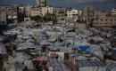 تُظهر صور عامة خيام النازحين متراكمة بين المباني المدمرة في وسط مدينة غزة، ما يعكس ظروفًا معيشية مزرية. ولا تزال الحياة اليومية صعبة للغاية بالنسبة لغالبية سكان غزة، حيث دُمّر أكثر من 80% من البنية التحتية، وفقًا للأمم المتحدة.