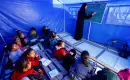 طلاب فلسطينيون نازحون يدرسون داخل خيمة بالقرب من «الخط الأصفر» الذي حددته إسرائيل في بيت لاهيا شمال قطاع غزة... 6 يناير 2026 (رويترز).webp