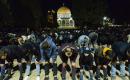يؤدي الفلسطينيون صلاتي العشاء والتراويح في ساحات المسجد الأقصى في اليوم الخامس من رمضان، القدس، 22 فبراير 2026. صورة من دائرة الأوقاف الإسلامية في القدس.