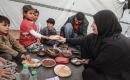 عائلة فلسطينية نازحة تتناول فطورها خلال شهر رمضان داخل خيمة متداعية في مخيم النصيرات للاجئين وسط قطاع غزة. تواجه العائلات النازحة ظروفًا معيشية قاسية نتيجة الحرب، مع انعدام الدخل ونقص حاد في المساعدات الإنسانية، 26 فبراير/شباط 2026. تصوير: معز صالحي