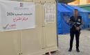لجنة الانتخابات تُجري فرز قوائم المرشحين في الانتخابات المحلية الأولى في دير البلح وسط قطاع غزة منذ أكثر من عقدين، والأولى في الضفة الغربية منذ بدء حرب السابع من أكتوبر/ تشرين الأول 2023، 25 أبريل/نيسان 2026. (صورة: طارق محمد)