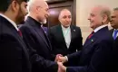 رئيس الوزراء الباكستاني شهباز شريف (يمين) وخلفه وزير الخارجية إسحاق دار وهما يحييان رئيس البرلمان الإيراني محمد باقر قاليباف (مواقع التواصل).webp