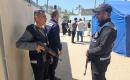 قوات من الشرطة الفلسطينية وعناصر الأمن الخاص تشارك في تأمين الانتخابات البلدية في دير البلح، وسط قطاع غزة،  25 أبريل/نيسان 2026. وتُعدّ الانتخابات الأولى التي تُجرى في غزة منذ أكثر من 20 عاماً، والأولى في الضفة الغربية منذ اندلاع الحرب. (صورة: طارق محمد)