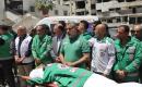 مشيعون فلسطينيون يودعون جثمان المسعف إبراهيم صقر خلال جنازته في مستشفى الشفاء بمدينة غزة في 29 أبريل/نيسان 2026. (صورة: بلال أسامة)
