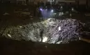 حفرة خلّفها الهجوم الإيراني على بيتح تكفا (الفرنسية).webp
