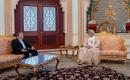 وزير الخارجية الإيراني عباس عراقجي يلتقي سلطان عُمان هيثم بن طارق آل سعيد في قصر البركة بمسقط، 26 نيسان 2026. (رويترز).jpeg