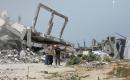 يعيش الفلسطينيون ظروفاً صعبة قرب الخط الأصفر شرق خان يونس، جنوب قطاع غزة، في 27 أبريل/نيسان 2026، حيث يواجهون إطلاق نار متكرر في منطقة تُعتبر خطرة، على طول خط حدودي أعادت القوات الإسرائيلية انتشارها فيه بموجب اتفاق وقف إطلاق النار. (صورة: رمزي أبو عامر)