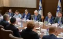 اجتماع رئيس الوزراء الإسرائيلي بنيامين نتنياهو وممثل غزة في «مجلس السلام» نيكولاي ملادينوف الأربعاء (مكتب رئيس الحكومة الإسرائيلية).webp