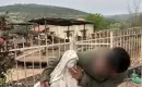 جندي إسرائيلي في جنوب لبنان يلتقط صورة مع تمثال مريم العذراء ويضغ في فمها سيجارة.webp