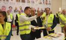 حسين الشيخ، نائب الرئيس الفلسطيني، يشارك في التصويت خلال انتخابات اللجنة المركزية والمجلس الثوري لحركة فتح في رام الله، ضمن أعمال المؤتمر الثامن للحركة، 16 مايو/أيار 2026. صورة من مكتب حسين الشيخ