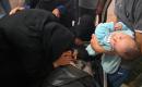 فلسطينيون ينقلون جثمان شاب وعدداً من الجرحى إلى مجمع ناصر الطبي، عقب غارة إسرائيلية استهدفت مجموعة من المدنيين في خان يونس جنوب قطاع غزة، في 18 مايو/أيار 2026. الصورة: طارق محمد