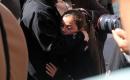 ودّع فلسطينيون جثامين ثلاثة فلسطينيين في مستشفى الشفاء بمدينة غزة، في 7 مايو/أيار 2026. وكانوا قد استشهدوا في الليلة السابقة في غارة إسرائيلية استهدفت مجموعة من المدنيين قرب خيامهم في حي الزيتون، شرق غزة. (صورة: بلال أسامة)