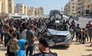 تُظهر الصورة فلسطينيين يتفقدون آثار غارة إسرائيلية استهدفت مركبة في خان يونس، جنوب قطاع غزة، حيث تحولت المركبة إلى حطام، فيما واصل الأهالي التجمع في المكان وسط حالة من الصدمة والغضب، 10 أيار/ مايو 2026.(صورة: طارق محمد)
