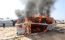 شارك فلسطينيون نازحون في احتجاج وأضرموا النار في خيمة احتجاجًا على الظروف المعيشية القاسية وانعدام الخدمات الأساسية في مخيم السلام بحي الزيتون، جنوب مدينة غزة، في 30 أبريل/نيسان 2026. (صورة: بلال أسامة)