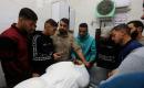 ودّع فلسطينيون جثامين ثلاثة فلسطينيين في مستشفى الشفاء بمدينة غزة، في 7 مايو/أيار 2026. وكانوا قد استشهدوا في الليلة السابقة في غارة إسرائيلية استهدفت مجموعة من المدنيين قرب خيامهم في حي الزيتون، شرق مدينة غزة. (صورة: بلال أسامة)