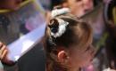 فلسطينيون، من أقارب أطفال خضعوا لزراعة قوقعة الأذن، يشاركون في اعتصام للمطالبة باستئناف العلاج الطبي لأطفالهم في مدينة غزة، 2 مايو/أيار 2026.(صورة: عمر أشتوي)