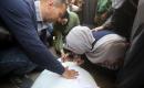 مشيعون يؤدون صلاة الجنازة على فلسطينيين استشهدوا في غارة إسرائيلية، وفق مسعفين، داخل مستشفى الشفاء بمدينة غزة، يوم السبت 16 مايو/أيار 2026. تصوير: بلال أسامة