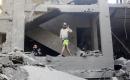 يتفقد فلسطينيون المباني المتضررة عقب غارة جوية إسرائيلية على مخيم الشاطئ غرب مدينة غزة، قطاع غزة، في 9 مايو/أيار 2026. عادت عائلات فلسطينية إلى موقع الانفجار للبحث بين الأنقاض عن ممتلكاتها وتقييم حجم الدمار. صورة: بلال أسامة