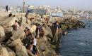فلسطينيون نازحون يقضون وقتهم على شاطئ مدينة غزة، الذي تحول إلى متنفس للعائلات وسط الأزمة الإنسانية المتواصلة،17 أيار/ مايو 2026.تصوير: بلال أسامة
