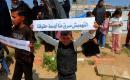شارك فلسطينيون نازحون في احتجاج وأضرموا النار في خيمة احتجاجًا على الظروف المعيشية القاسية وانعدام الخدمات الأساسية في مخيم السلام بحي الزيتون، جنوب مدينة غزة، في 30 أبريل/نيسان 2026. (صورة: بلال أسامة)