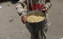 فلسطينيون نازحون، بينهم نساء وأطفال، يتجمعون لتلقي وجبات طعام من مطبخ خيري في مخيم النصيرات للاجئين وسط قطاع غزة، في 18 مايو/أيار 2026، وسط تراجع الإمدادات الإنسانية وخفض توزيع الوجبات اليومية من قبل منظمة «وورلد سنترال كيتشن». الصورة: حسن الجديدي